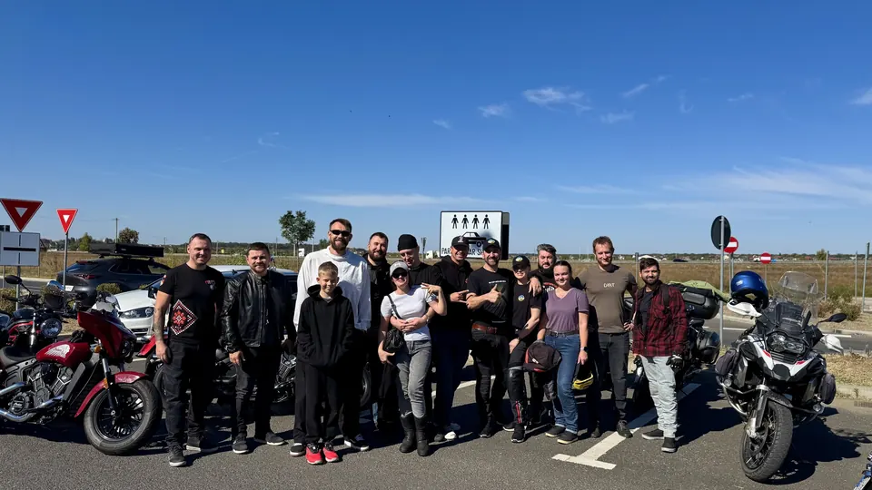 Учасники Moto Bucharest Ukraine біля мотоциклів на парковці перед поїздкою