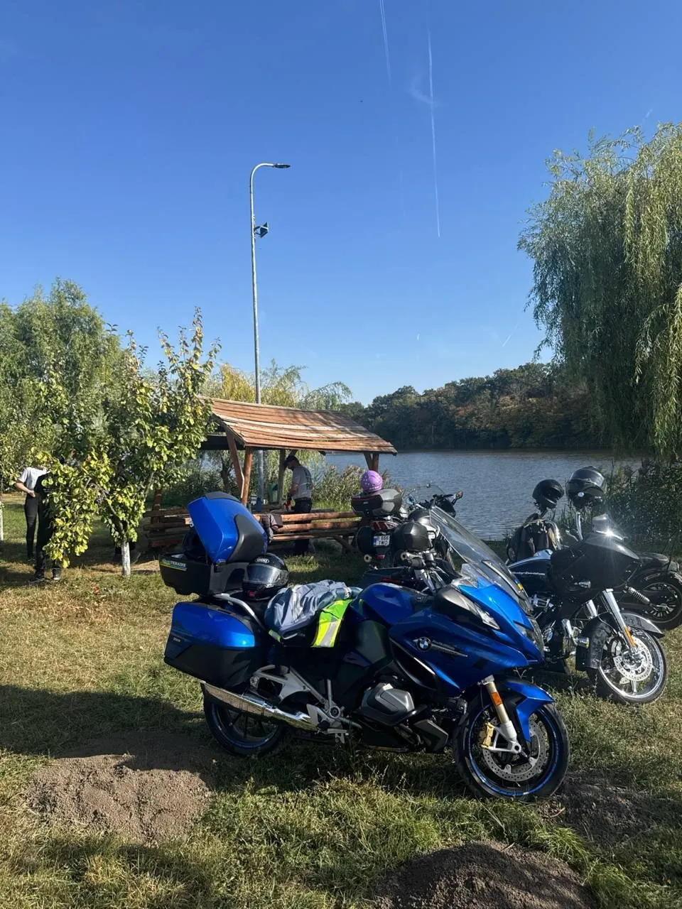 Мотоцикли біля озера під час пікніка